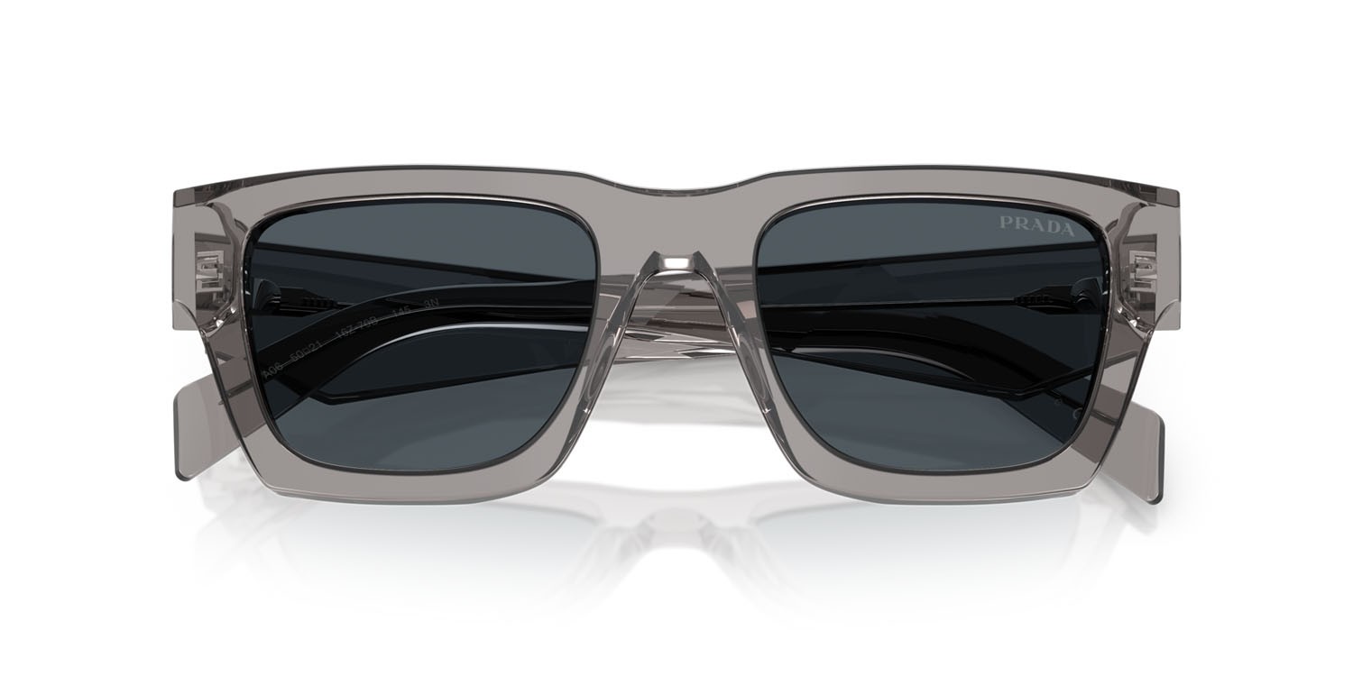 Occhiali da sole Prada PR A06S (16Z70B) colore grigio scuro trasparente forma quadrato lenti grigio scuro