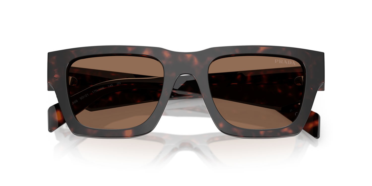 Occhiali da sole Prada PR A06S (17N06B) colore root tartarugato forma quadrato lenti marrone scuro