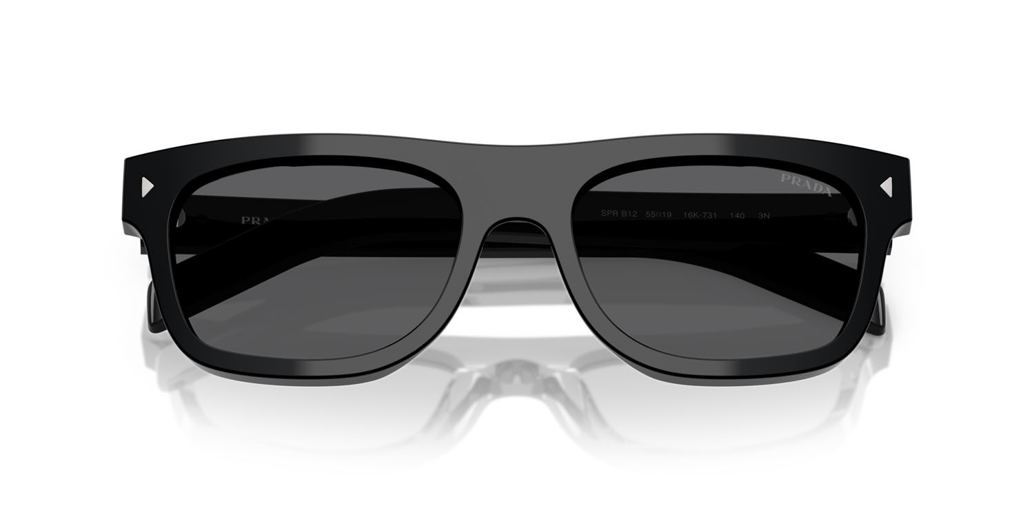 Occhiali da sole Prada PR B12S (16K731) colore nero forma quadrato lenti grigio scuro