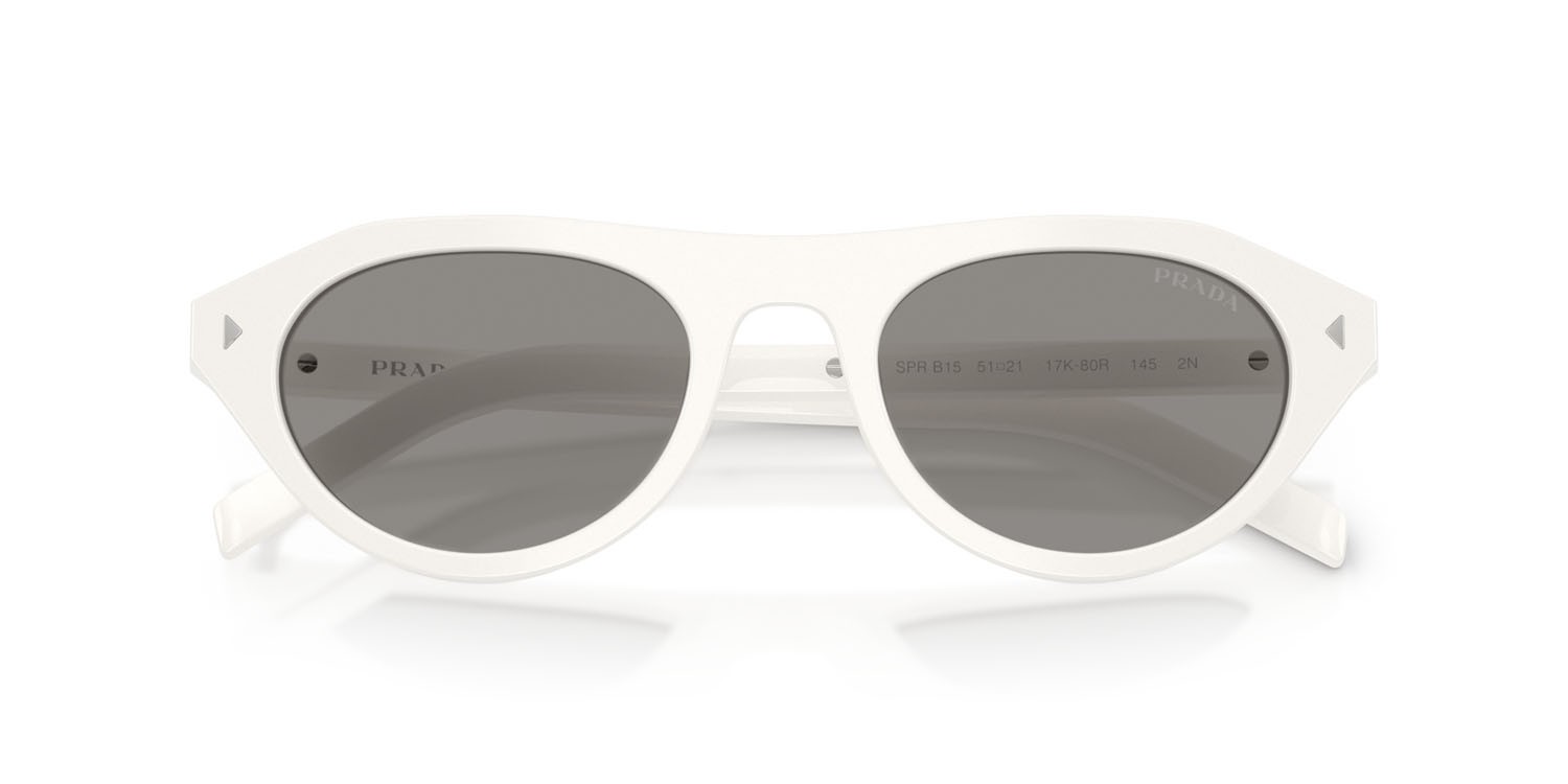Occhiali da sole Prada PR B15S (17K80R) colore bianco talco forma irregolare lenti grigio