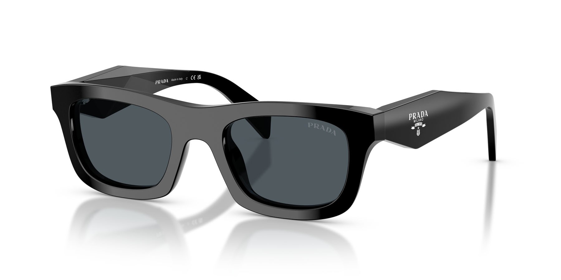 Occhiali da sole Prada PR C06S (16K70B) colore nero forma quadrato lenti grigio scuro