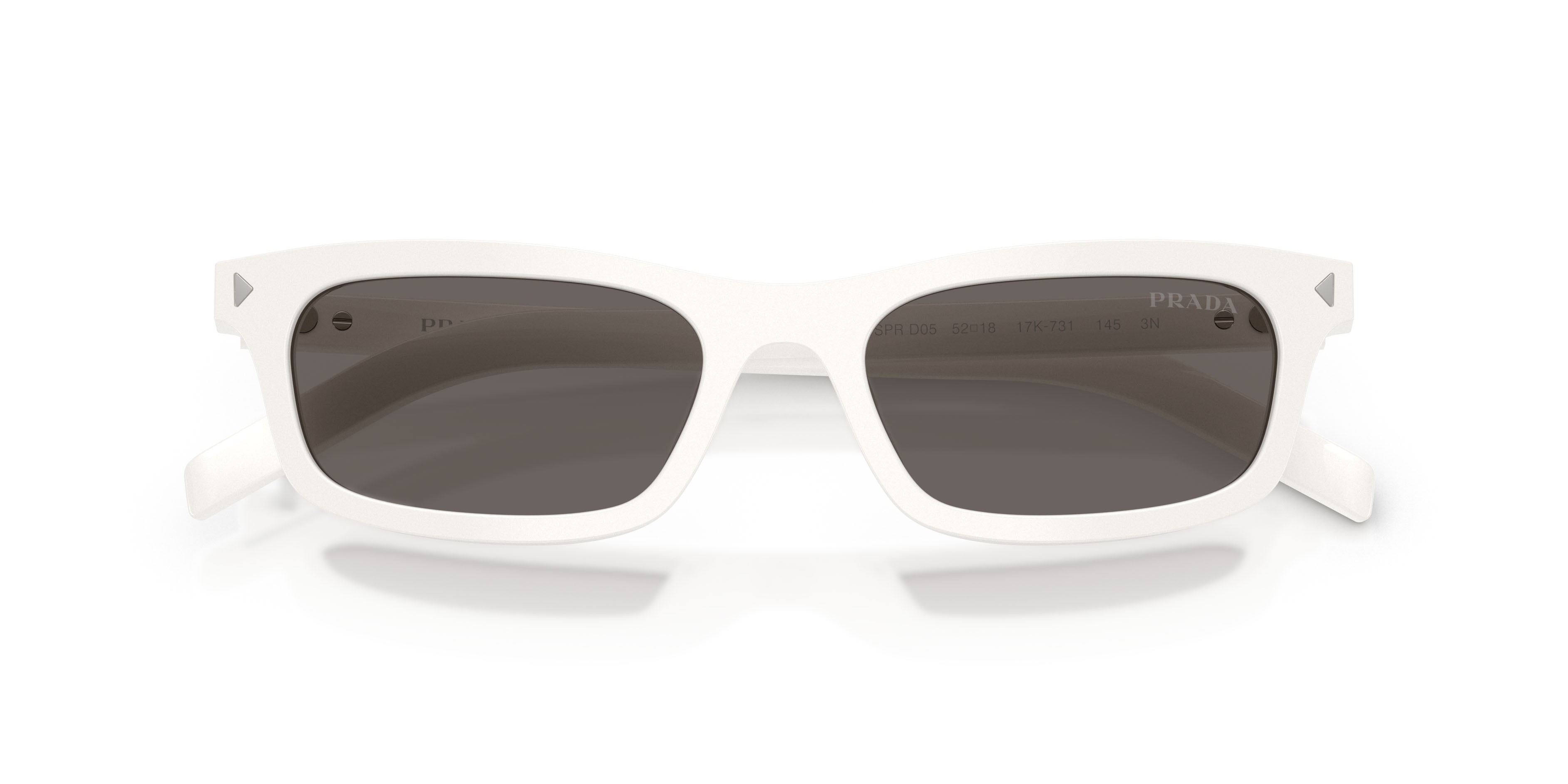 Occhiali da sole Prada PR D05S (17K731) colore bianco talco forma quadrato lenti grigio scuro