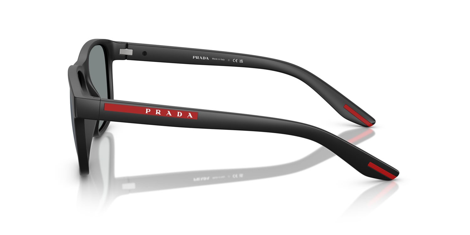 Occhiali da sole Prada Linea Rossa PS 06YS (1BO10J) colore nero opaco forma quadrato lenti blu scuro specchiata viola
