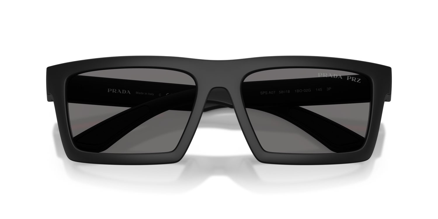 Occhiali da sole Prada Linea Rossa PS A07S (1BO02G) colore nero opaco forma rettangolare lenti polar grigio scuro