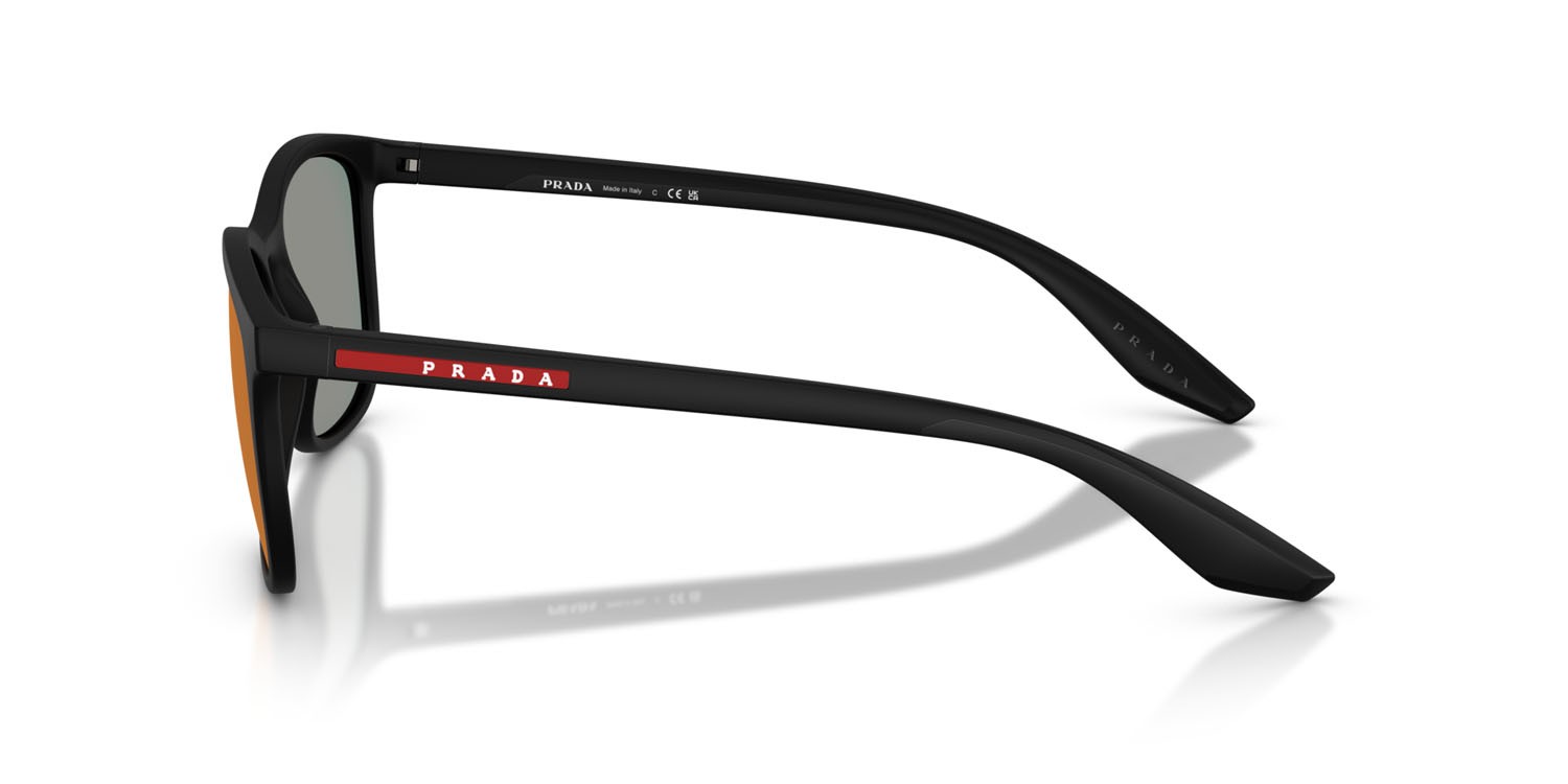 Occhiali da sole Prada Linea Rossa PS A08S (1BO08F) colore nero opaco forma quadrato lenti grigio scuro specchiato blu/rosso