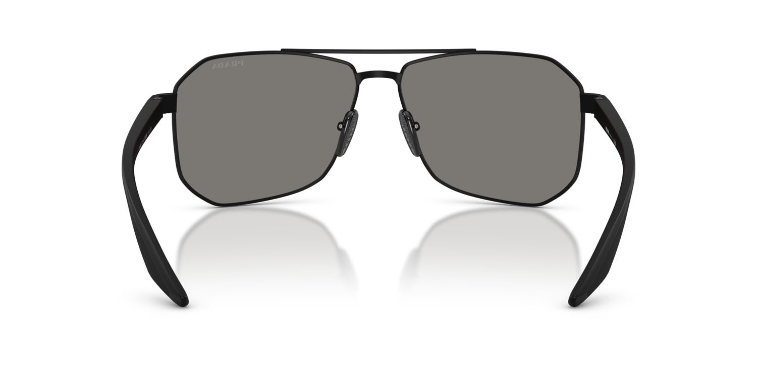 Occhiali da sole Prada Linea Rossa PS A53S (DG008F) colore gomma nera forma aviator lenti grigio scuro specchiato blu/rosso