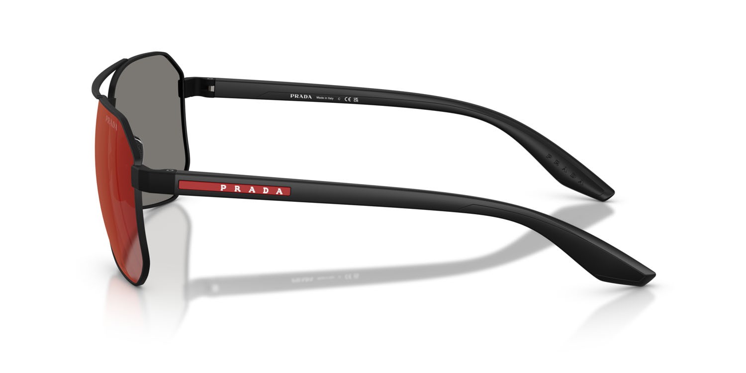 Occhiali da sole Prada Linea Rossa PS A53S (DG008F) colore gomma nera forma aviator lenti grigio scuro specchiato blu/rosso