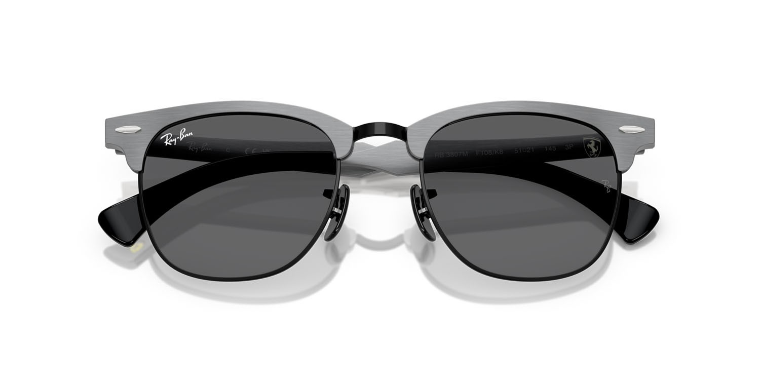 Sonnenbrillen Ray-Ban Scuderia Ferrari RB 3807M (F108K8) farbe grigio spazzolato su nero form quadratisch gläser polarizzata grigio scuro