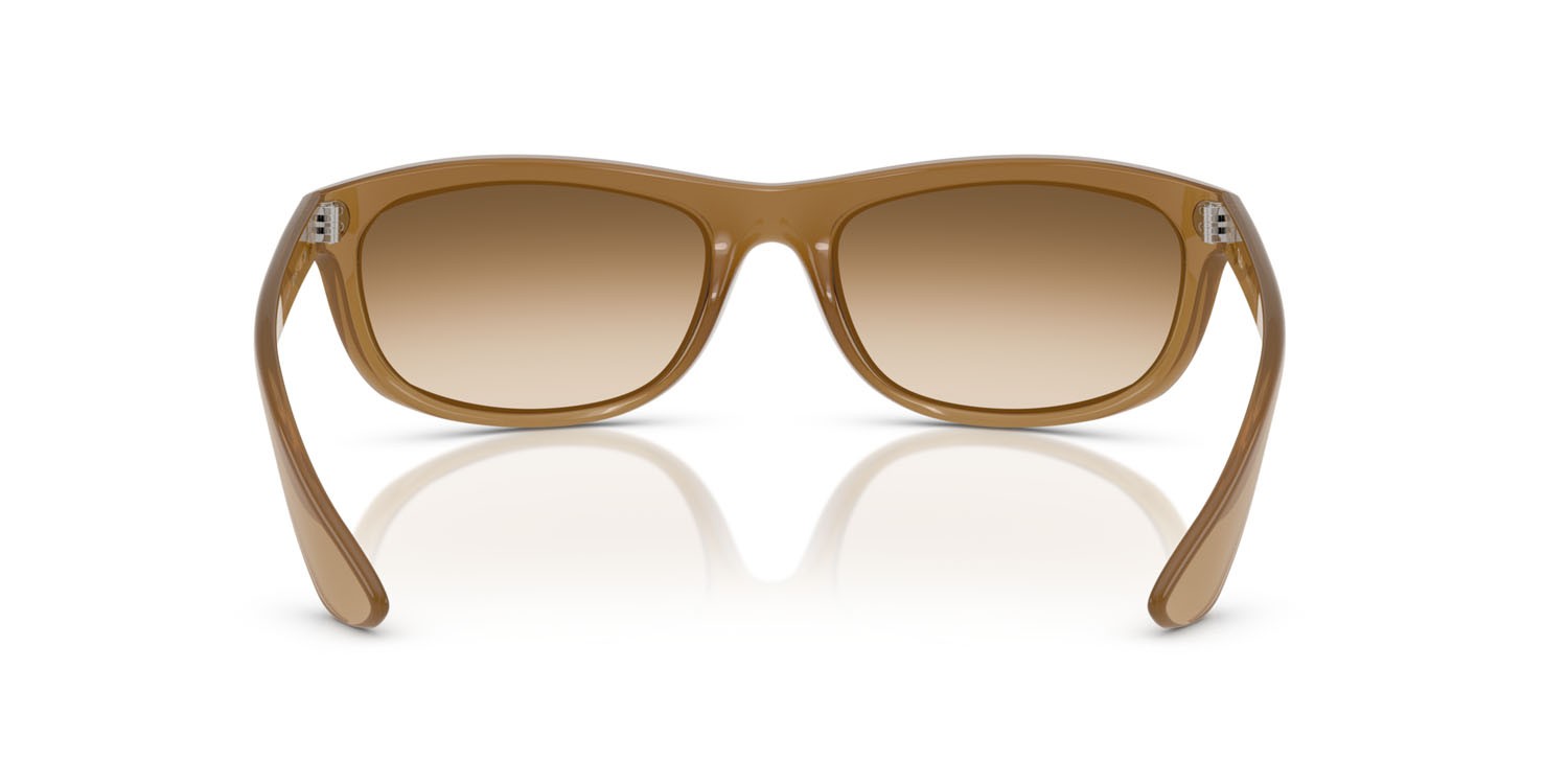 Occhiali da sole Ray-Ban Balorama RB 4089 (678951) colore marrone chiaro opalino forma rettangolare lenti trasparente sfumato marrone