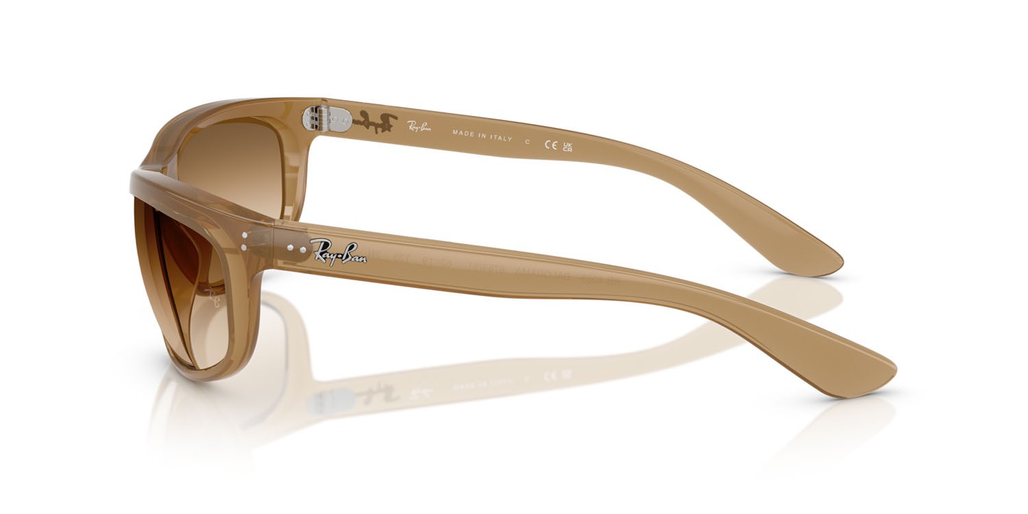 Occhiali da sole Ray-Ban Balorama RB 4089 (678951) colore marrone chiaro opalino forma rettangolare lenti trasparente sfumato marrone
