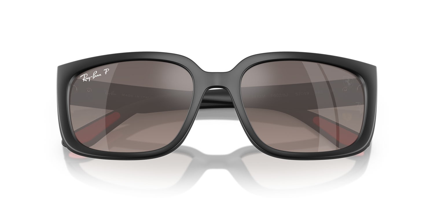 Sonnenbrillen Ray-Ban Scuderia Ferrari RB 4443M (F6025J) farbe nero form quadratisch gläser polarizzata grigio a specchio
