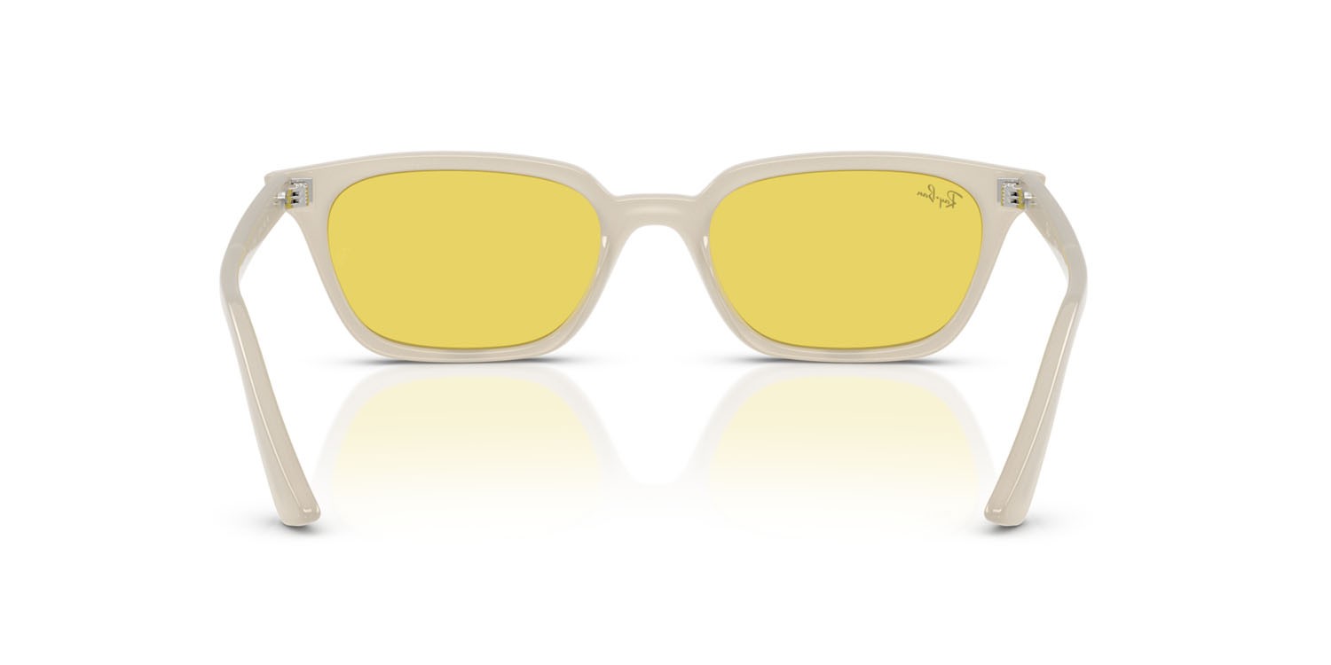 Sonnenbrillen Ray-Ban Zaya RB 4456 (68086D) farbe bianco cloudy warm form quadratisch gläser giallo a specchio/flash oro