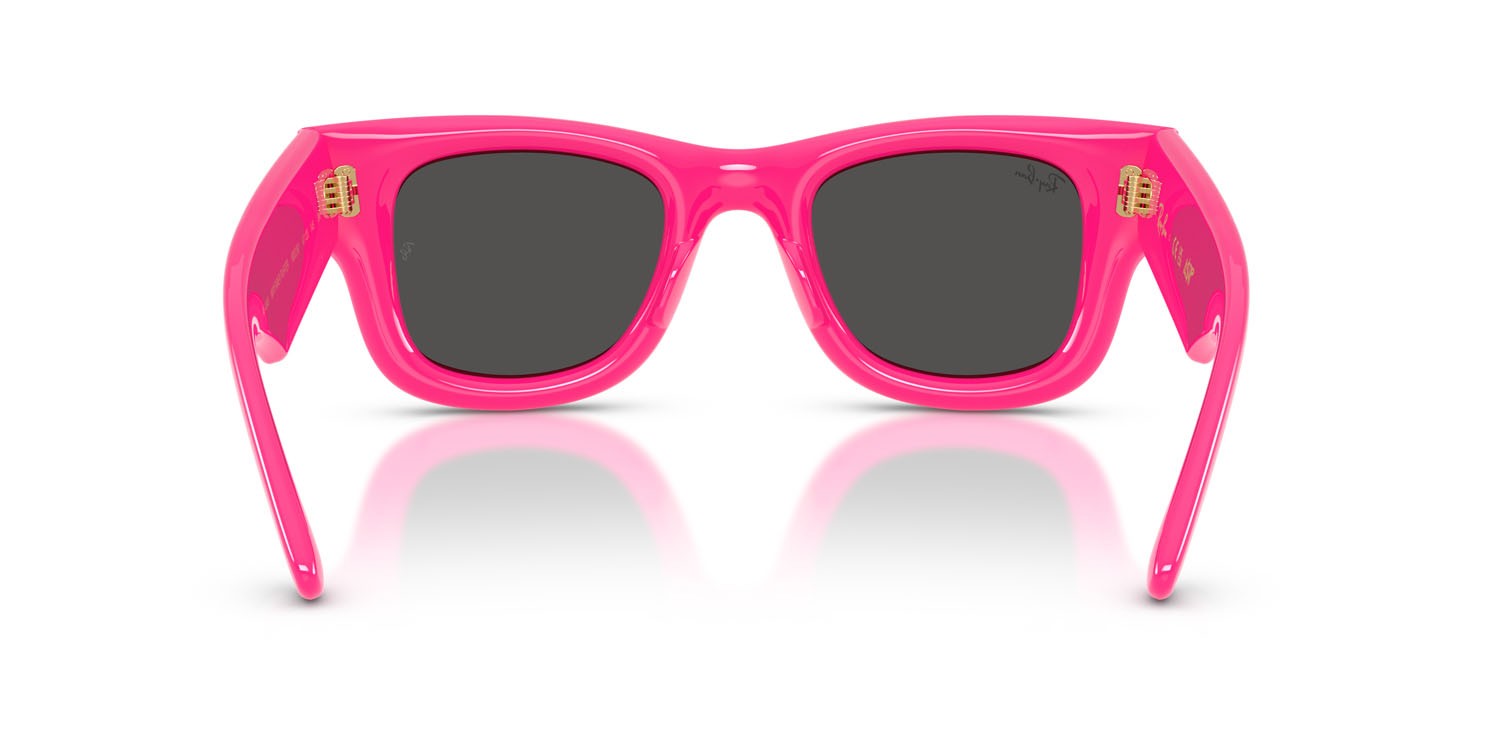 Occhiali da sole Ray-Ban Wayfarer Puffer RB 4940 (683287) colore fucsia forma quadrato lenti ultra black
