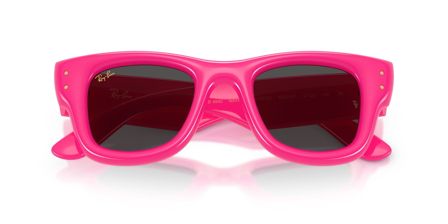 Occhiali da sole Ray-Ban Wayfarer Puffer RB 4940 (683287) colore fucsia forma quadrato lenti ultra black