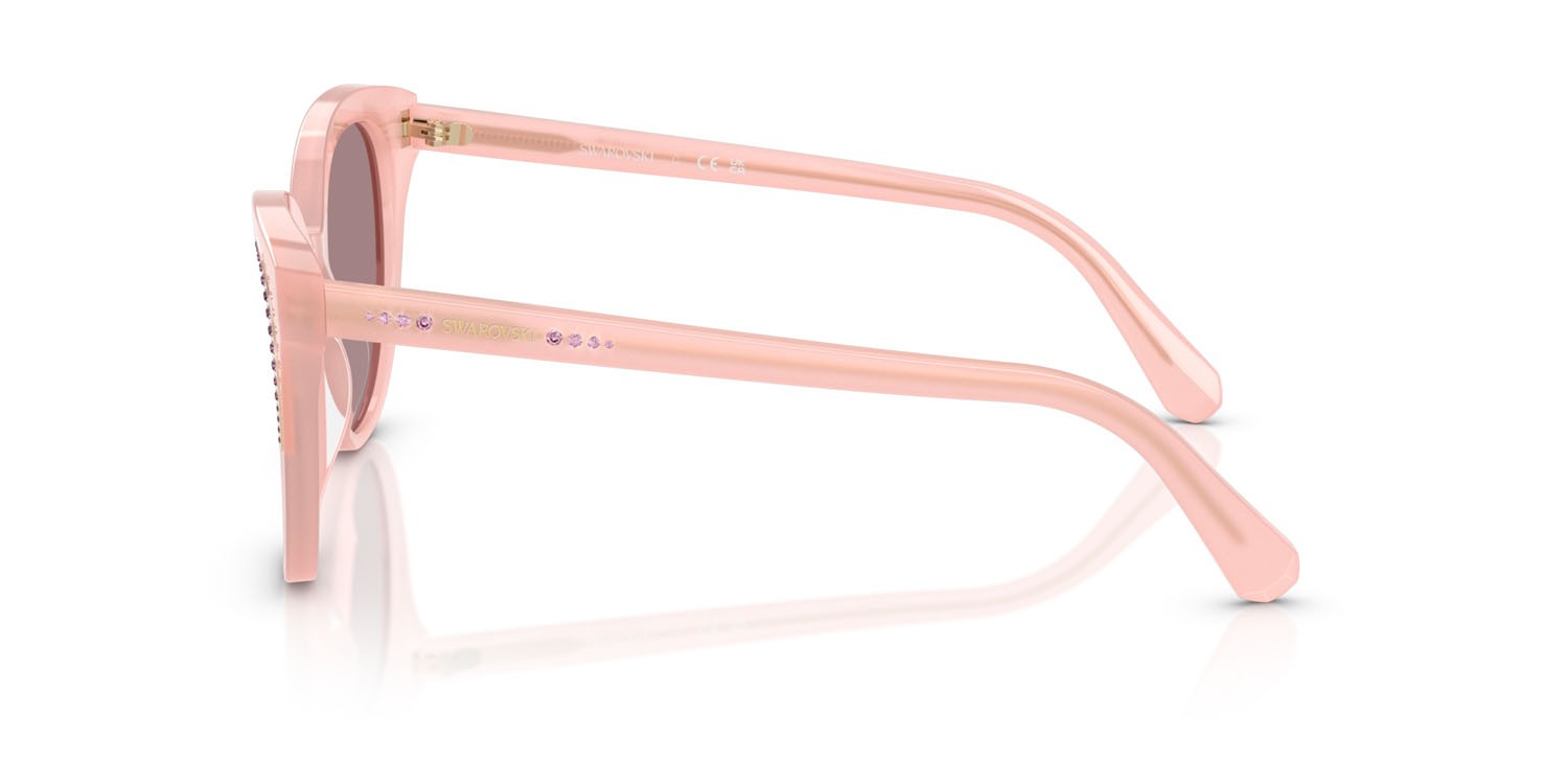 Occhiali da sole Swarovski SK 6031 (10317N) colore rosa perlaceo forma farfalla lenti viola chiaro/marrone