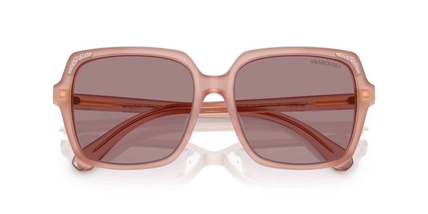 Occhiali da sole Swarovski SK 6034D (10257N) colore rosa perlaceo forma quadrato lenti viola chiaro/marrone