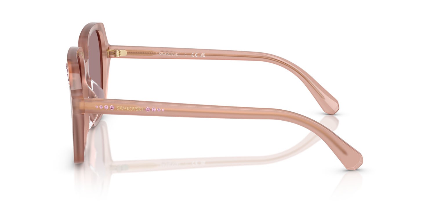 Occhiali da sole Swarovski SK 6034D (10257N) colore rosa perlaceo forma quadrato lenti viola chiaro/marrone