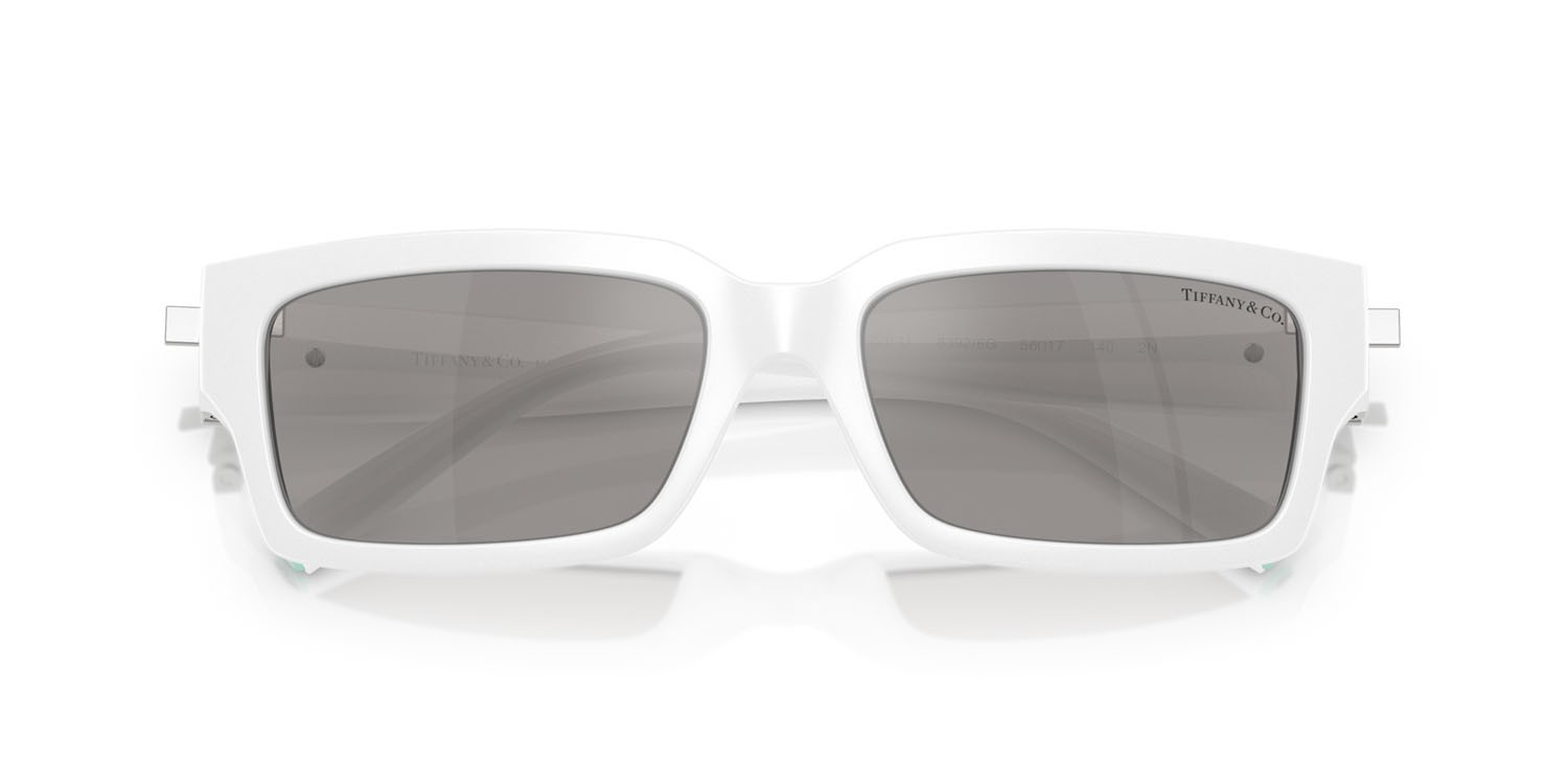 Occhiali da sole Tiffany TF 4226U (83926G) colore bianco acceso forma rettangolare lenti grigio chiaro specchiato argento