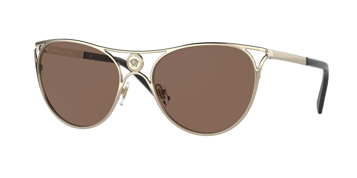 Occhiali da sole Versace VE 2237 (125273) colore oro pallido forma cat eye lenti marrone scuro