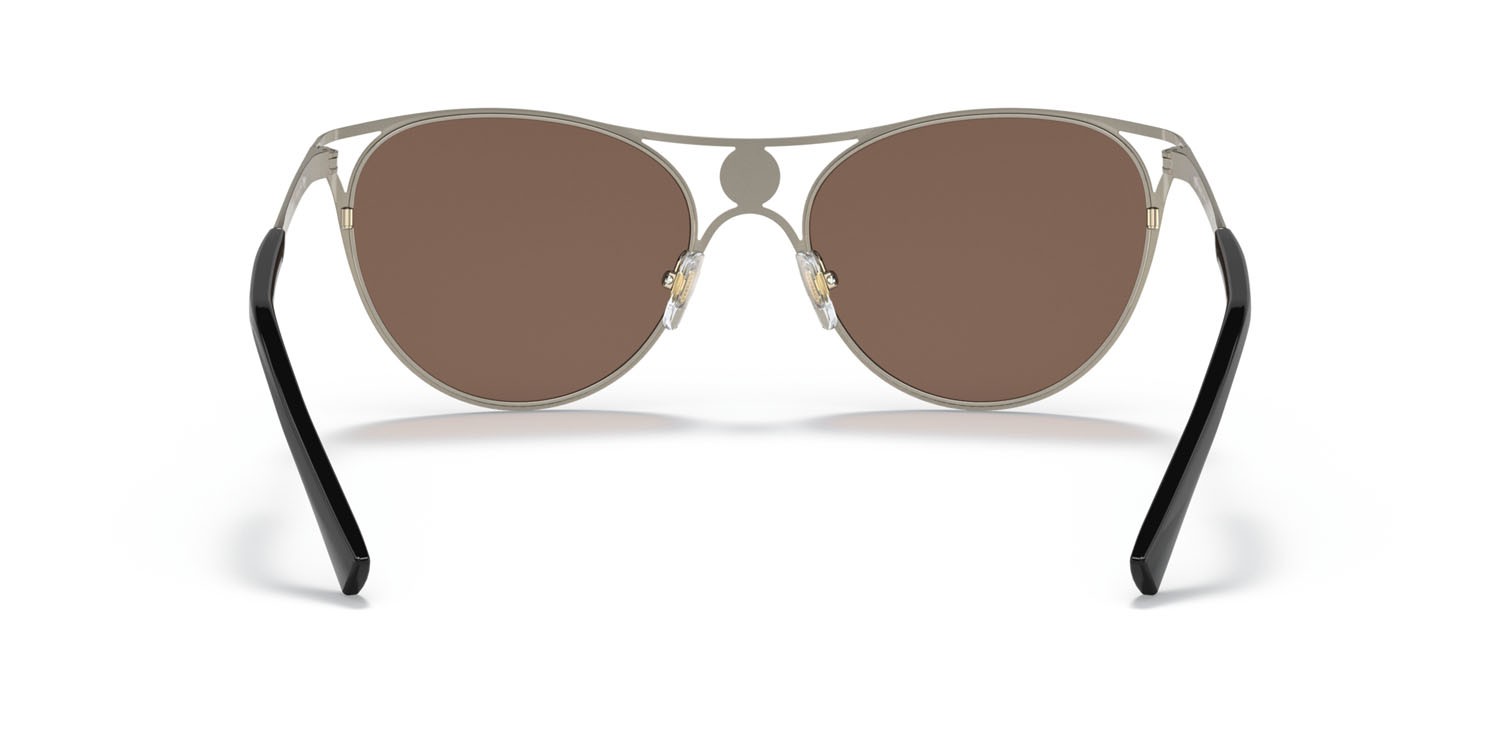 Occhiali da sole Versace VE 2237 (125273) colore oro pallido forma cat eye lenti marrone scuro