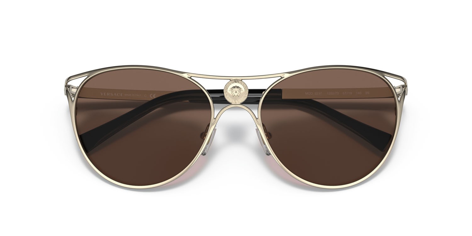 Occhiali da sole Versace VE 2237 (125273) colore oro pallido forma cat eye lenti marrone scuro