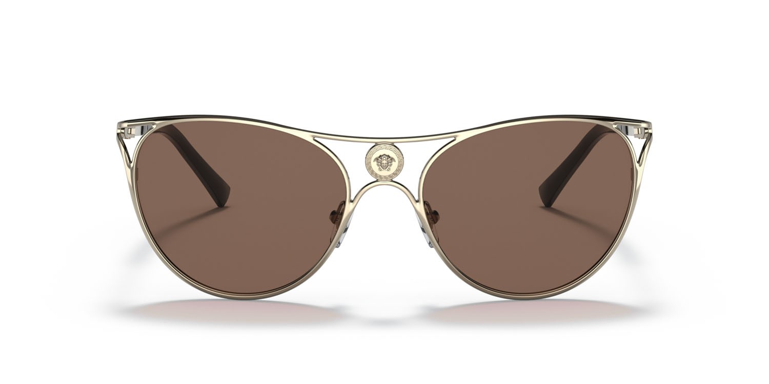 Occhiali da sole Versace VE 2237 (125273) colore oro pallido forma cat eye lenti marrone scuro
