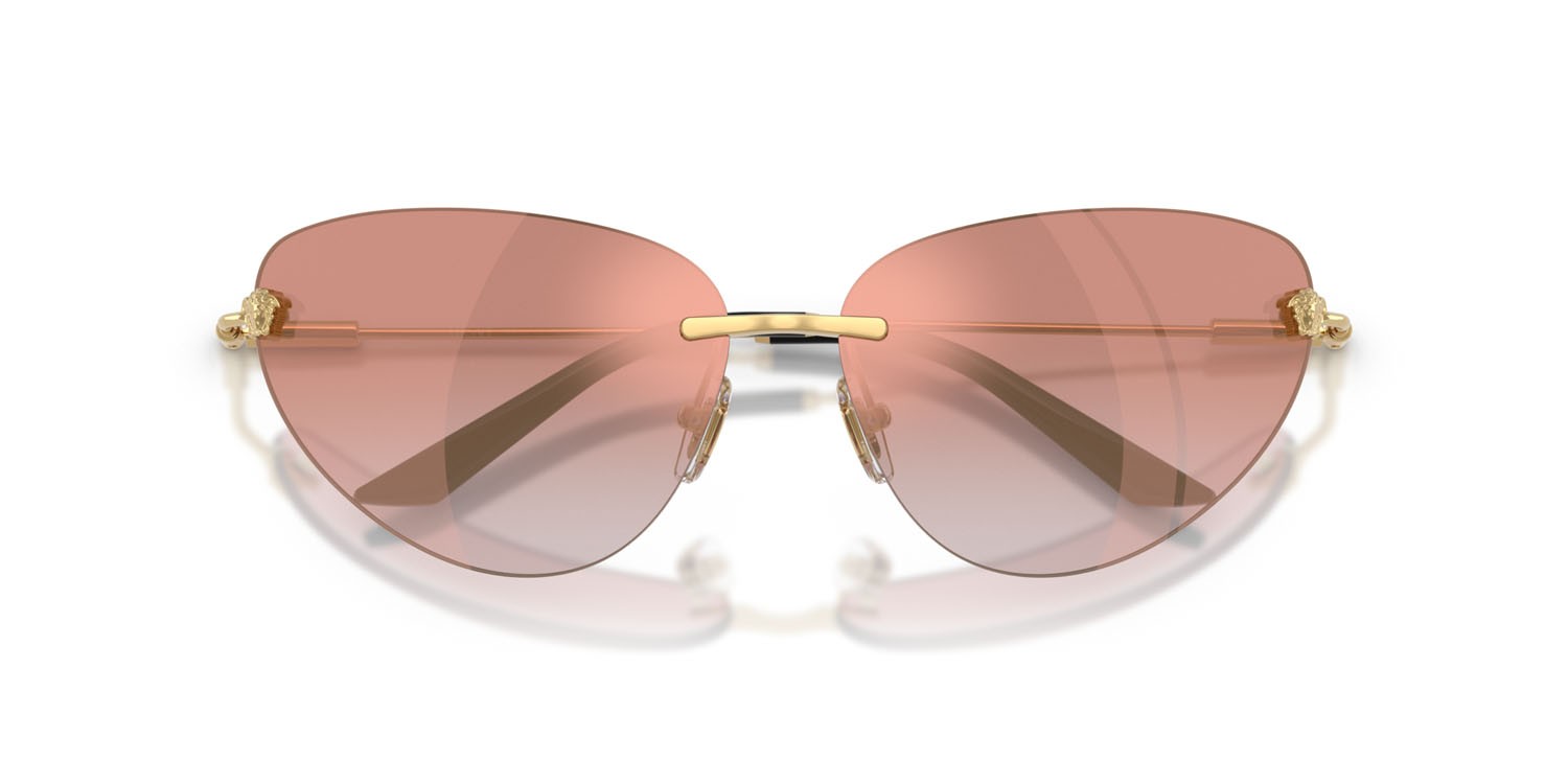 Occhiali da sole Versace VE 2281 (10026F) colore oro forma cat eye lenti rosa sfumato rosa a specchio