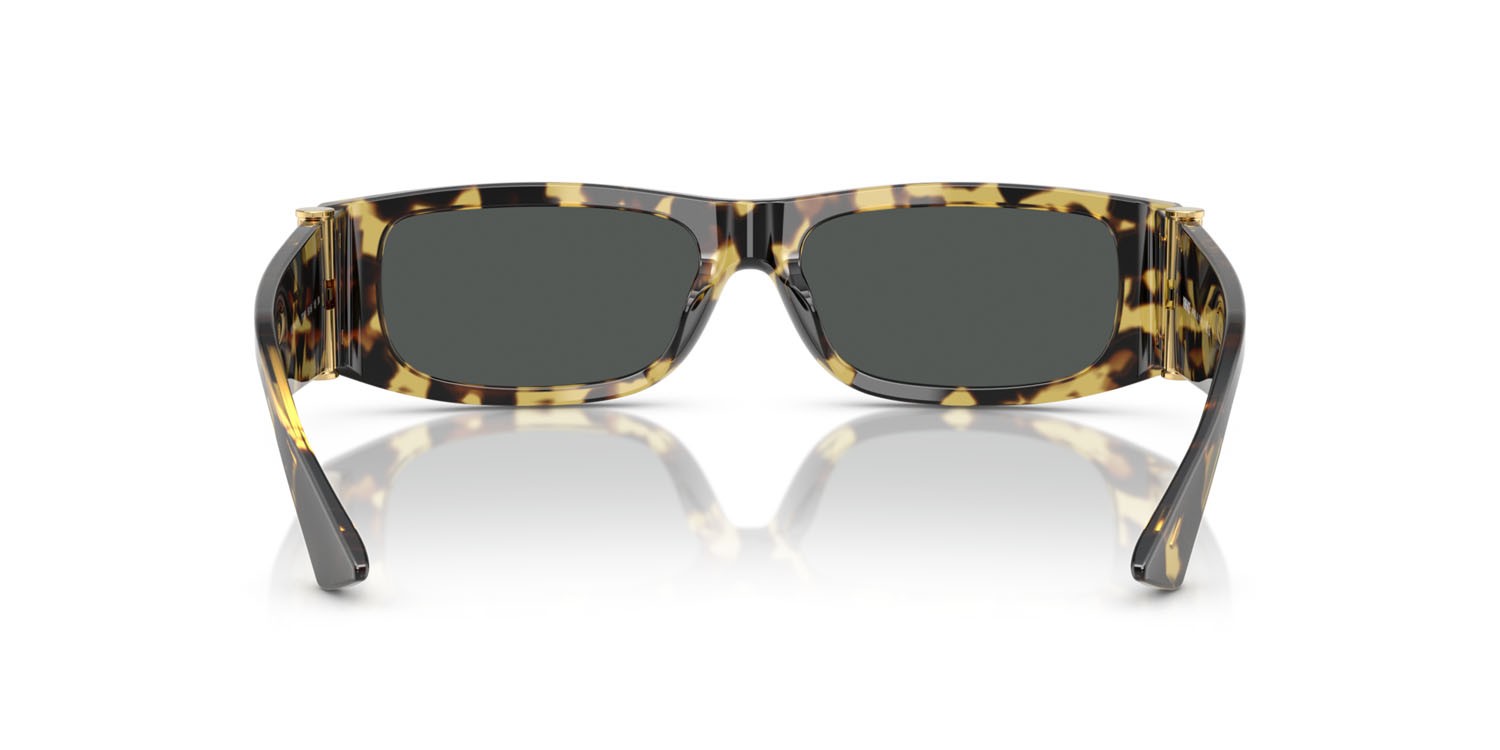 Occhiali da sole Versace VE 4476U (777/87) colore avana giallo marrone forma rettangolare lenti grigio scuro