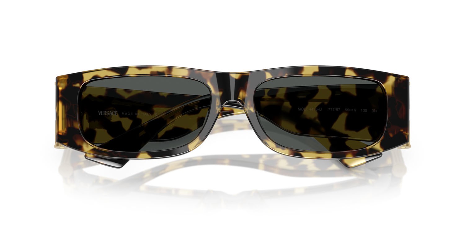 Occhiali da sole Versace VE 4476U (777/87) colore avana giallo marrone forma rettangolare lenti grigio scuro