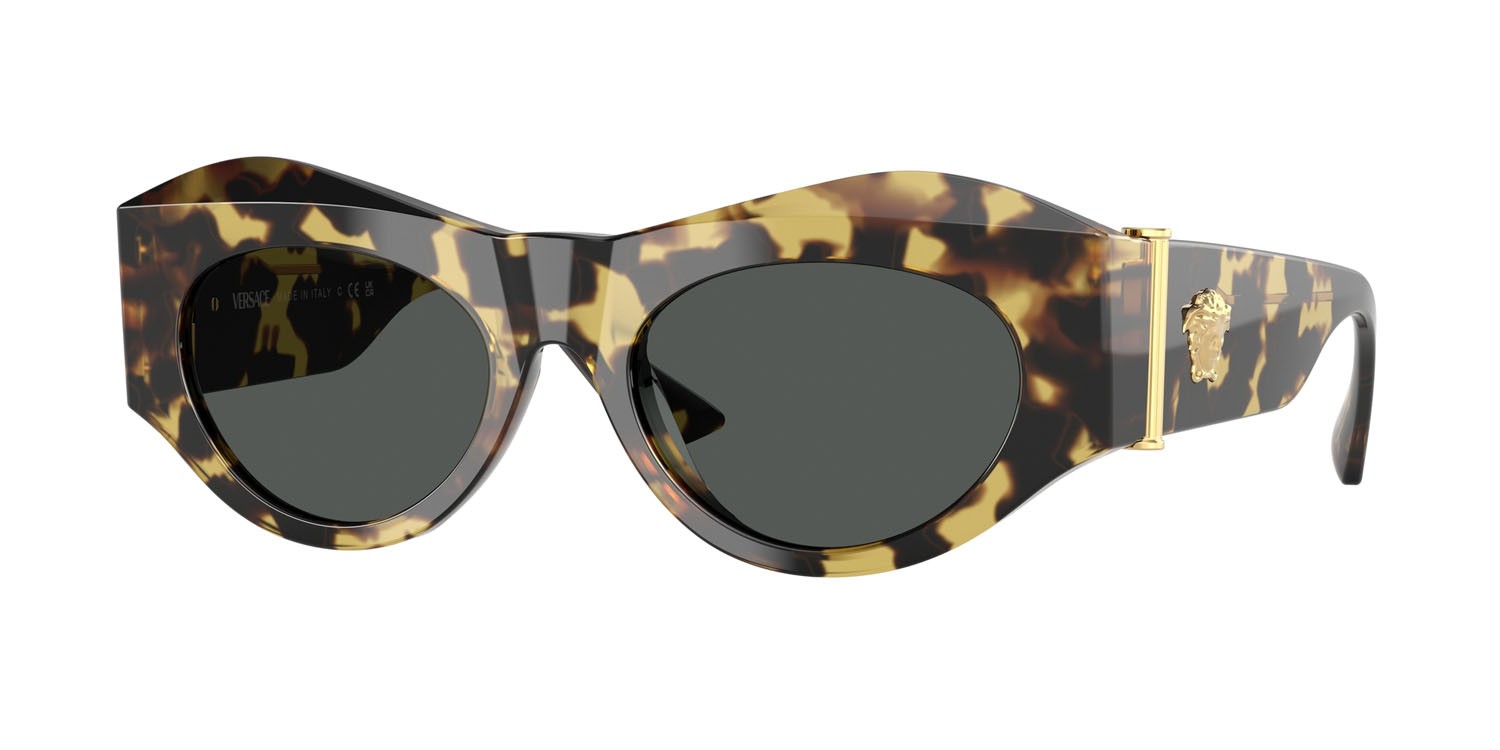 Occhiali da sole Versace VE 4477U (777/87) colore avana giallo marrone forma irregolare lenti grigio scuro