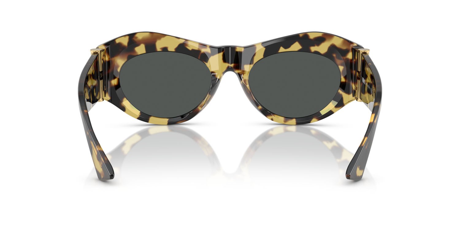 Occhiali da sole Versace VE 4477U (777/87) colore avana giallo marrone forma irregolare lenti grigio scuro