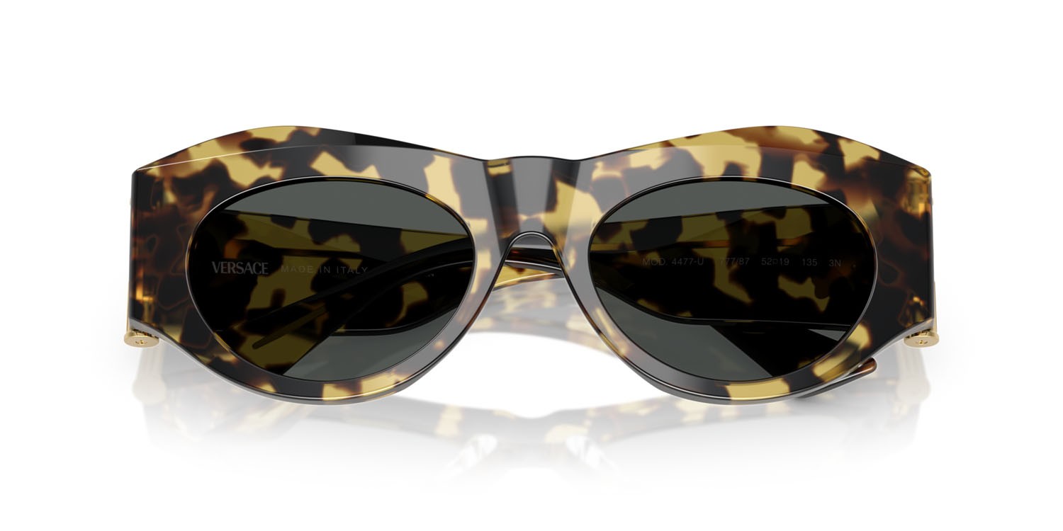 Occhiali da sole Versace VE 4477U (777/87) colore avana giallo marrone forma irregolare lenti grigio scuro