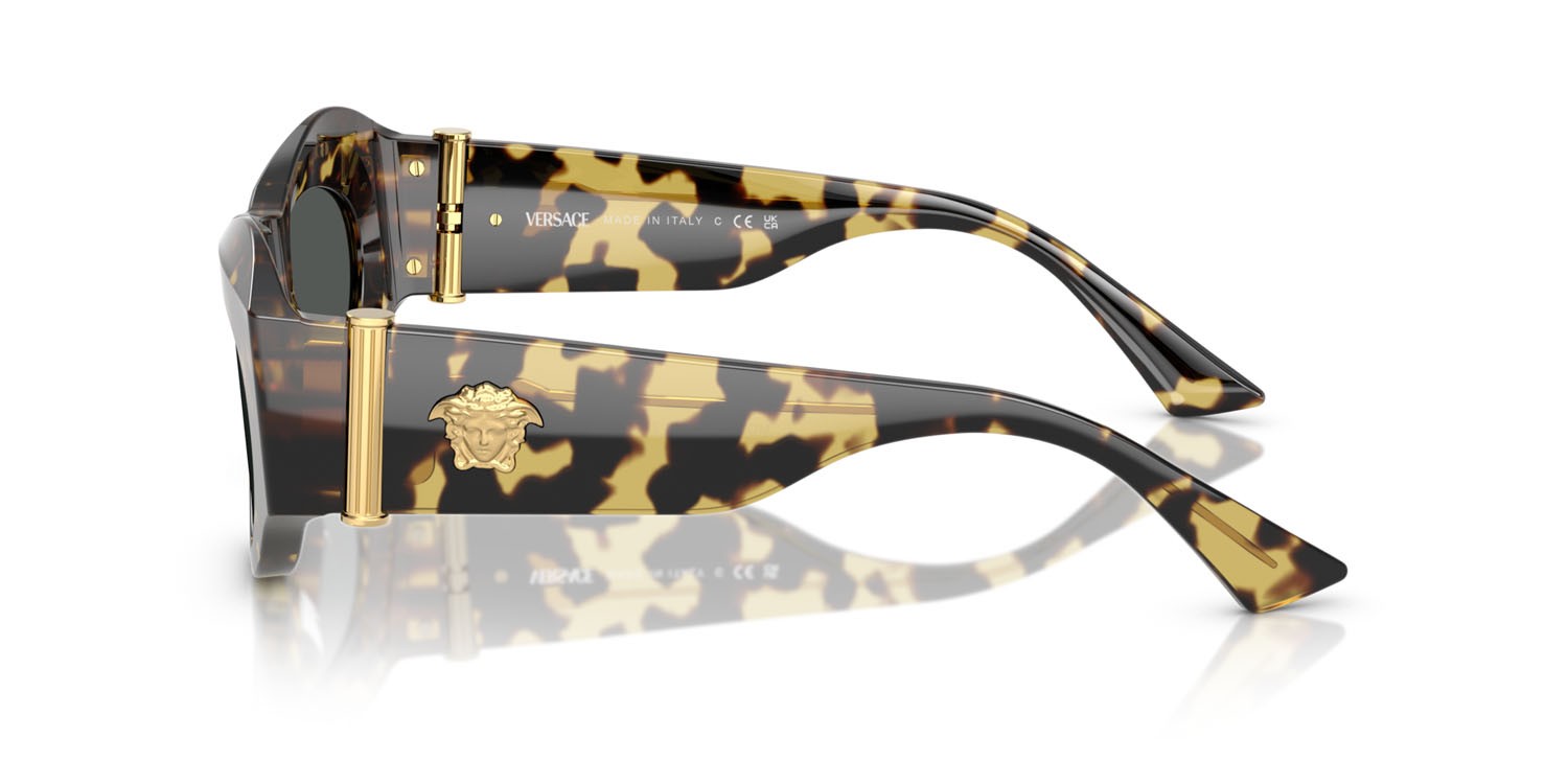Occhiali da sole Versace VE 4477U (777/87) colore avana giallo marrone forma irregolare lenti grigio scuro