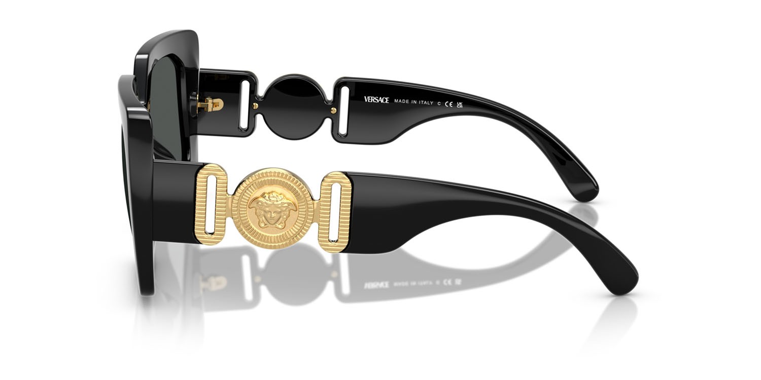 Occhiali da sole Versace VE 4478U (GB1/87) colore nero forma quadrato lenti grigio scuro