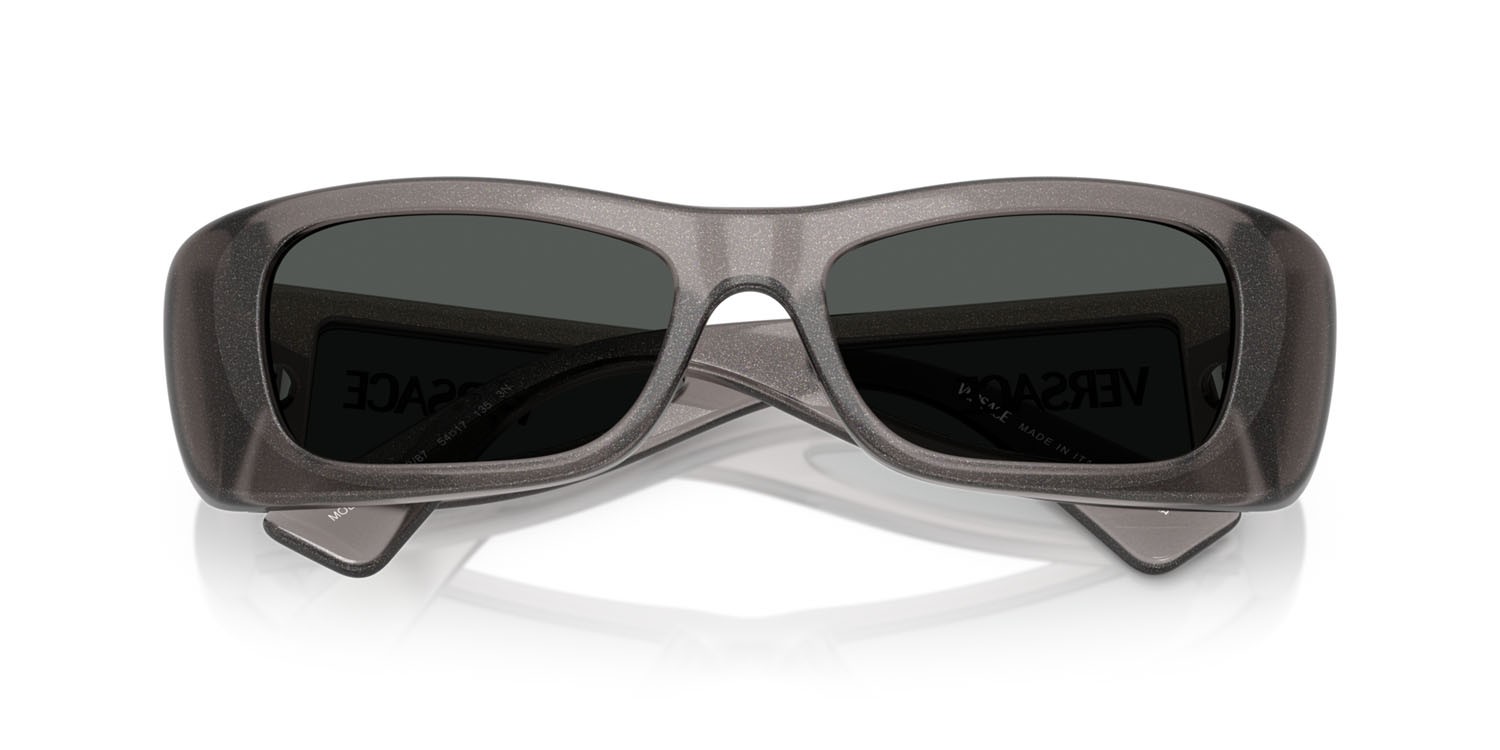 Occhiali da sole Versace VE 4481 (550287) colore grigio glitter trasparente forma quadrato lenti grigio scuro