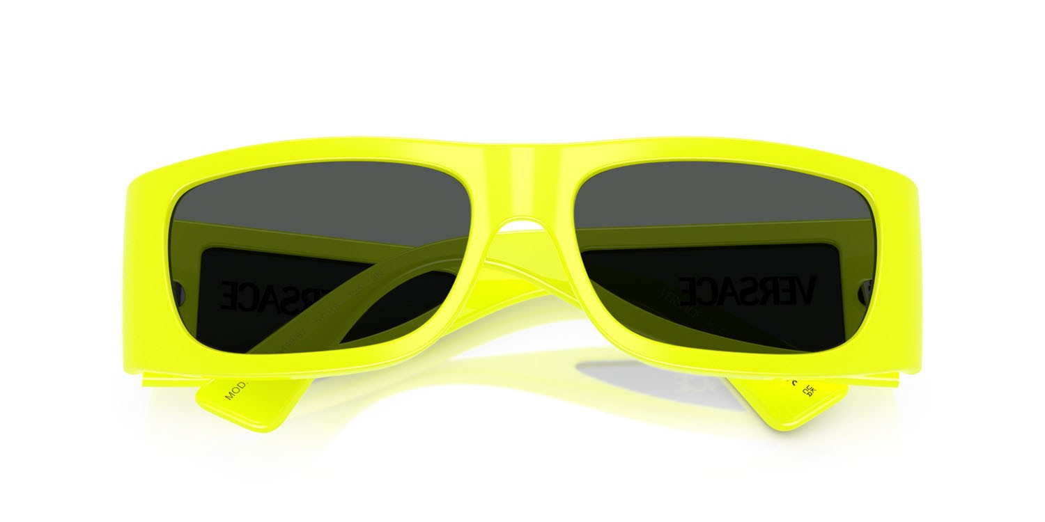 Occhiali da sole Versace VE 4482 (544987) colore giallo fluo forma quadrato lenti grigio scuro