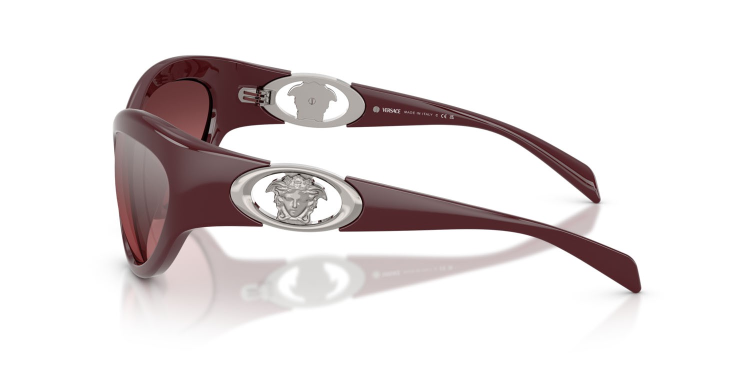 Occhiali da sole Versace VE 4485 (54877E) colore vinaccia forma cat eye lenti rosa sfumato argento a specchio