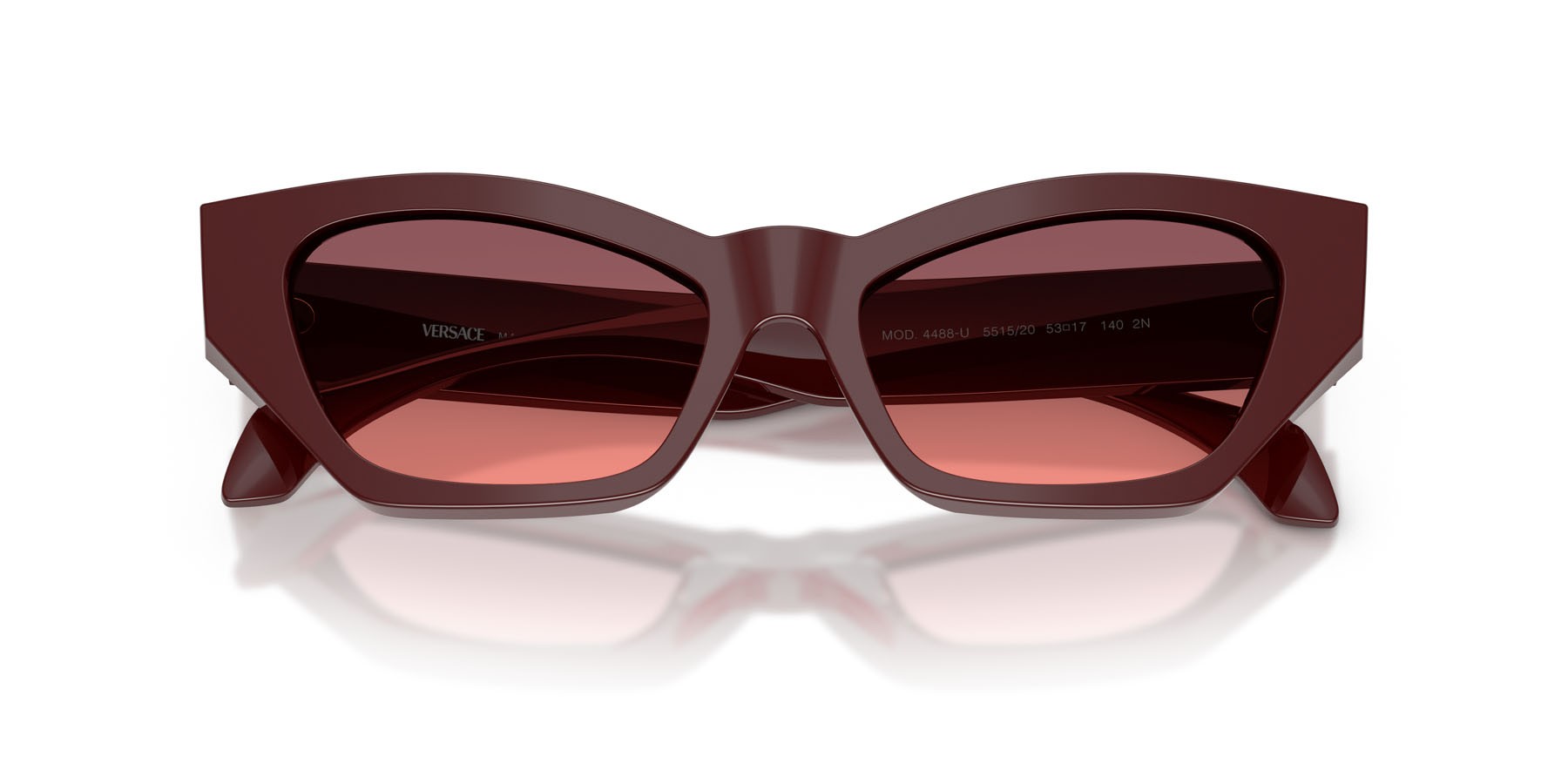 Occhiali da sole Versace VE 4488U (551520) colore rosso tinta unita forma cat eye lenti rosa sfumato viola