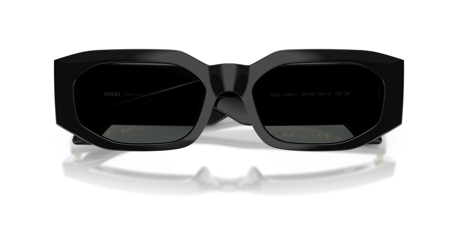 Occhiali da sole Versace VE 4489U (GB1/87) colore nero forma irregolare lenti grigio scuro