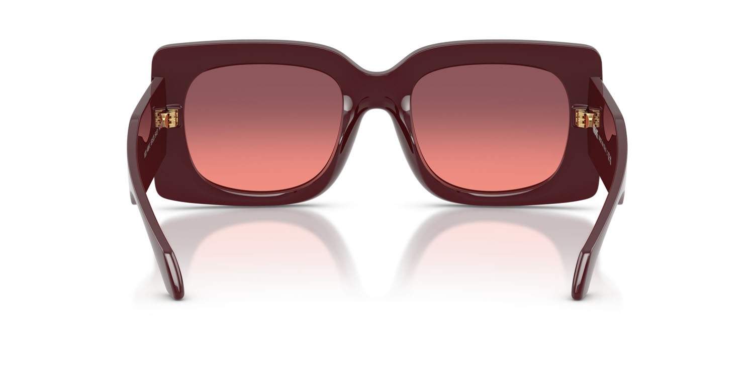 Occhiali da sole Versace VE 4496U (551520) colore vinaccia forma quadrato lenti rosa sfumato viola