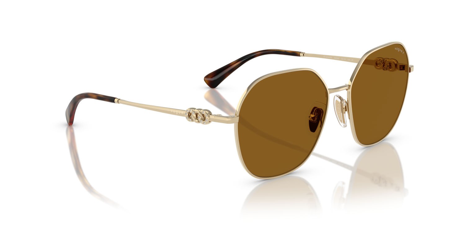 Occhiali da sole Vogue VO 4318SB (848/83) colore oro pallido forma irregolare lenti polar marrone scuro