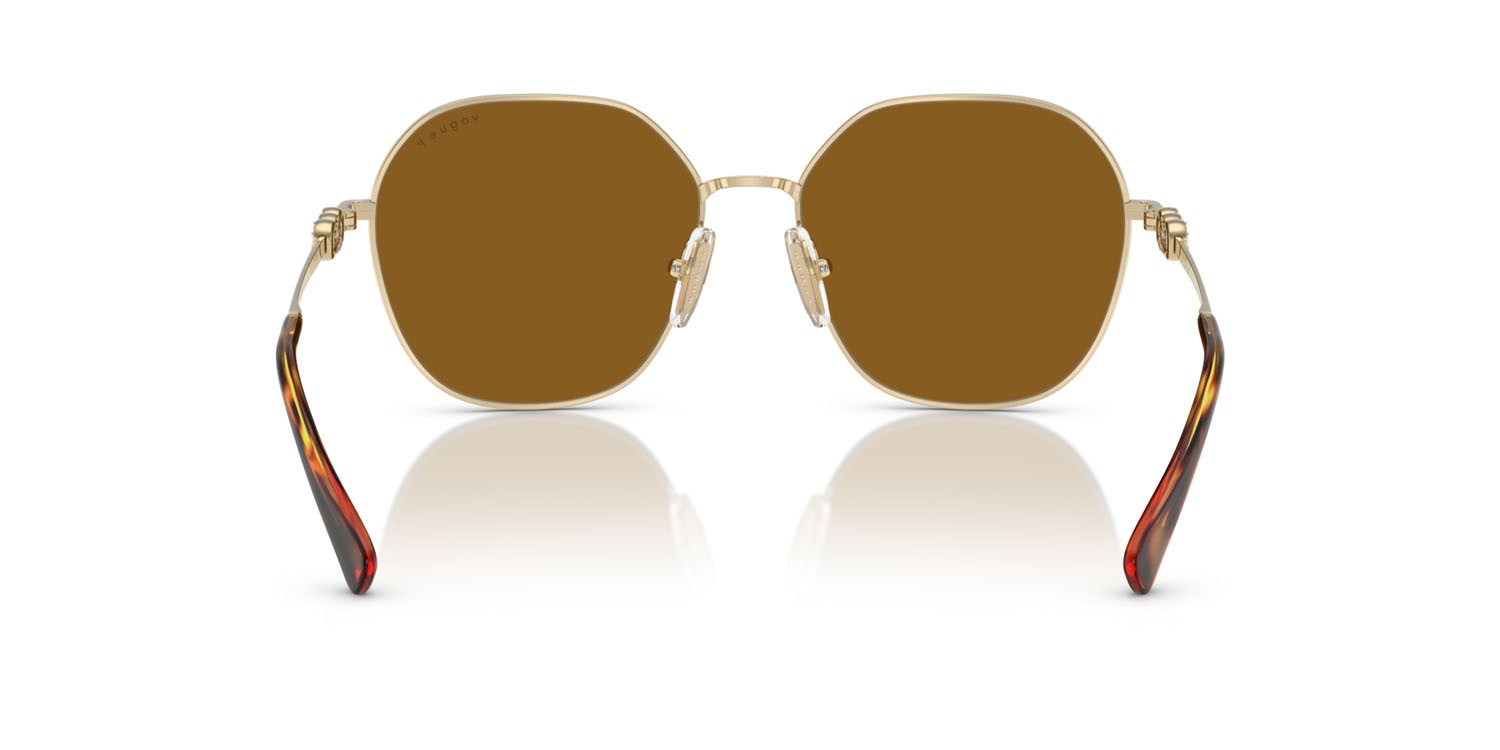 Occhiali da sole Vogue VO 4318SB (848/83) colore oro pallido forma irregolare lenti polar marrone scuro