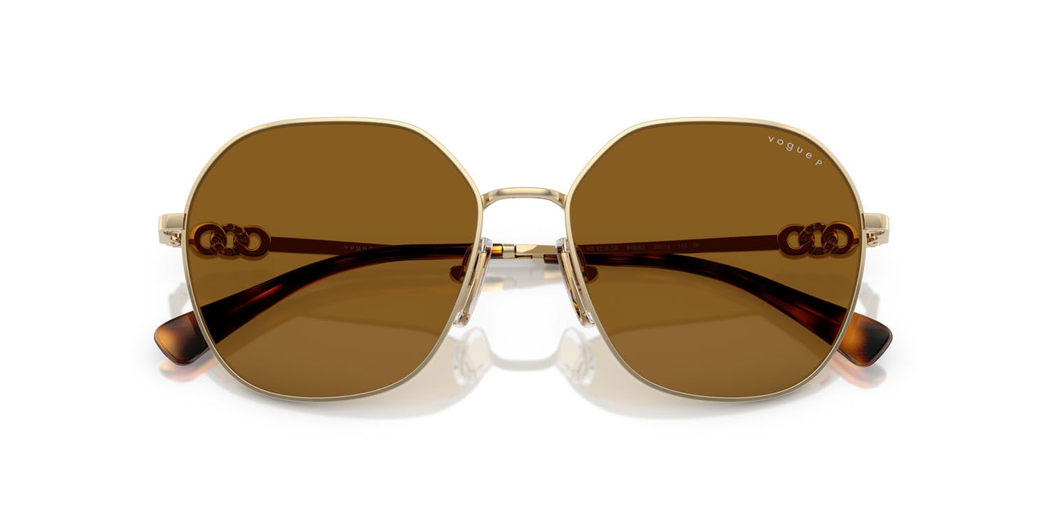 Occhiali da sole Vogue VO 4318SB (848/83) colore oro pallido forma irregolare lenti polar marrone scuro