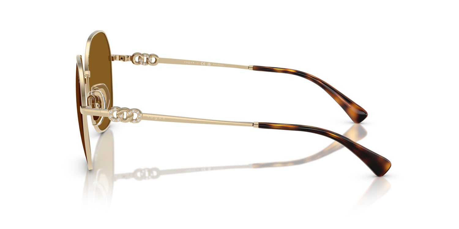Occhiali da sole Vogue VO 4318SB (848/83) colore oro pallido forma irregolare lenti polar marrone scuro