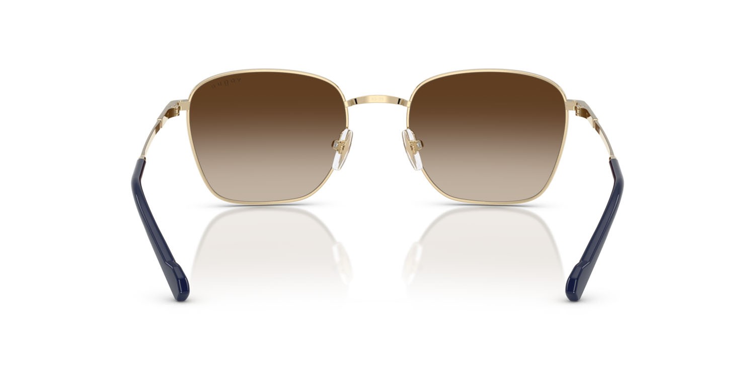 Occhiali da sole Vogue VO 4322S (848/13) colore oro pallido forma quadrato lenti marrone sfumato