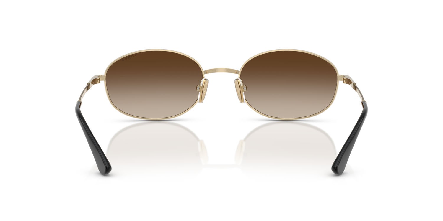 Occhiali da sole Vogue VO 4323S (848/13) colore oro pallido forma ovale lenti gradient dark brown