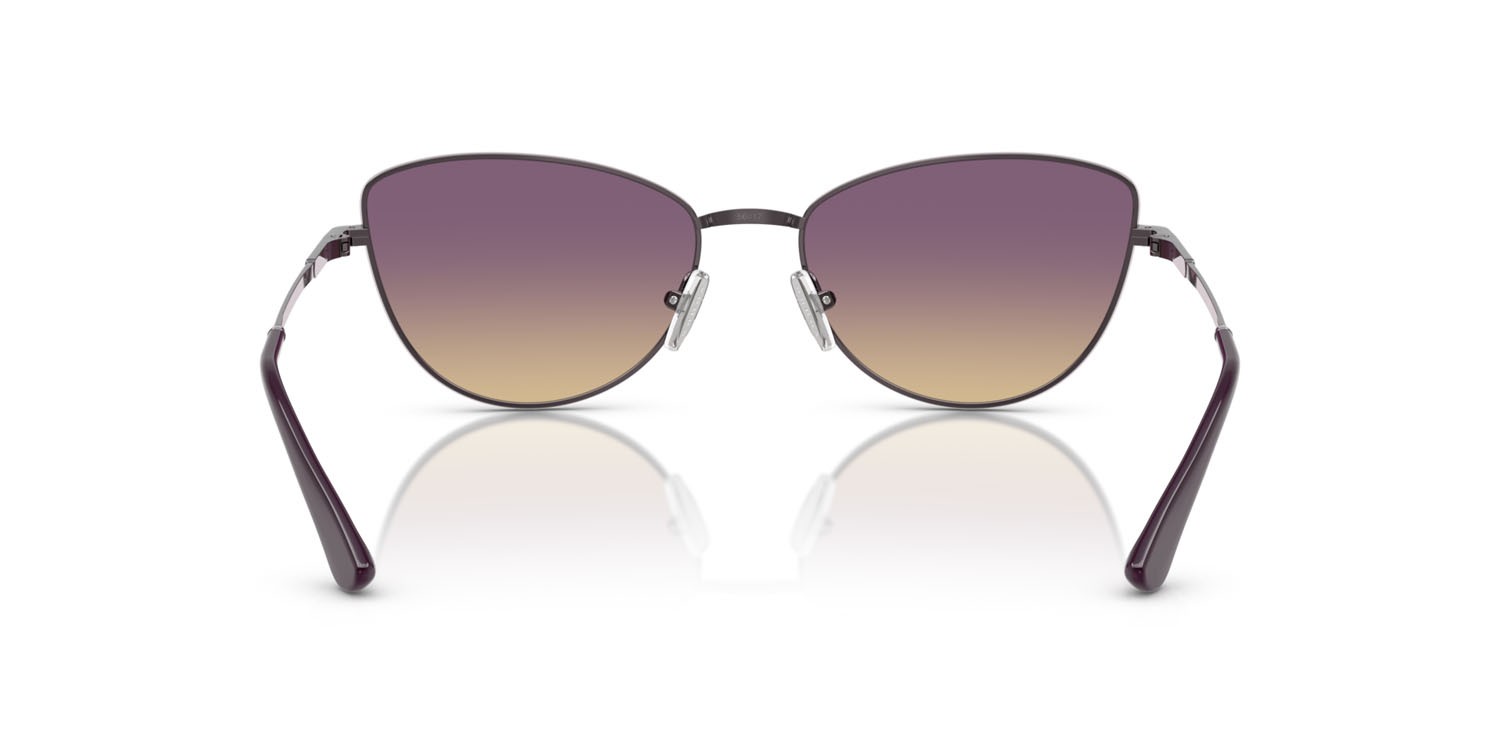 Occhiali da sole Vogue VO 4324S (514970) colore viola chiaro forma farfalla lenti giallo sfumato viola