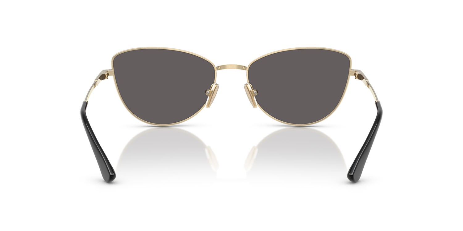 Occhiali da sole Vogue VO 4324S (848/87) colore oro pallido forma farfalla lenti nero/grigio fumo