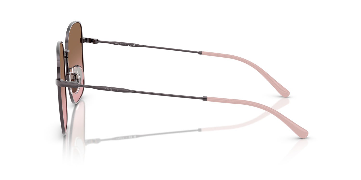 Occhiali da sole Vogue VO 4327SD (514914) colore viola chiaro forma quadrato lenti rosa sfumato marrone