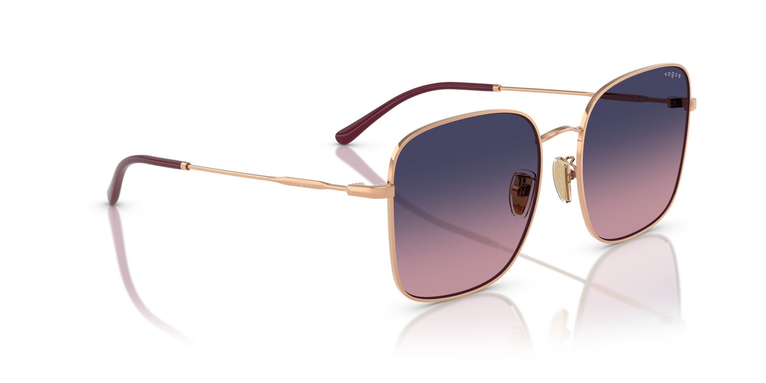 Occhiali da sole Vogue VO 4327SD (5152I6) colore oro rose forma quadrato lenti rosa sfumato blu